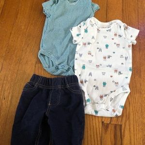 2 short sleeve bodysuits with stretchy jeans.